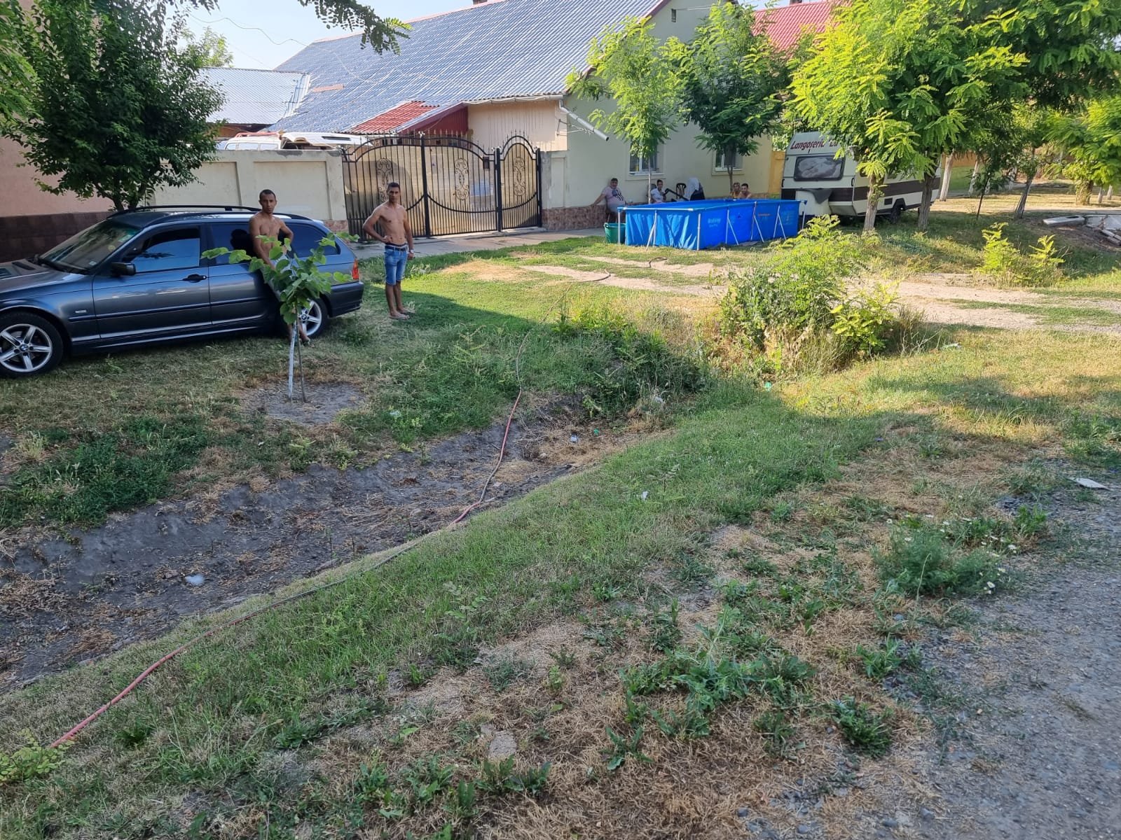 O familie din Timiș și-a făcut piscină &icirc;n fața casei cu apă adusă de la 50 de metri cu furtunul, de la f&acirc;nt&acirc;na publică