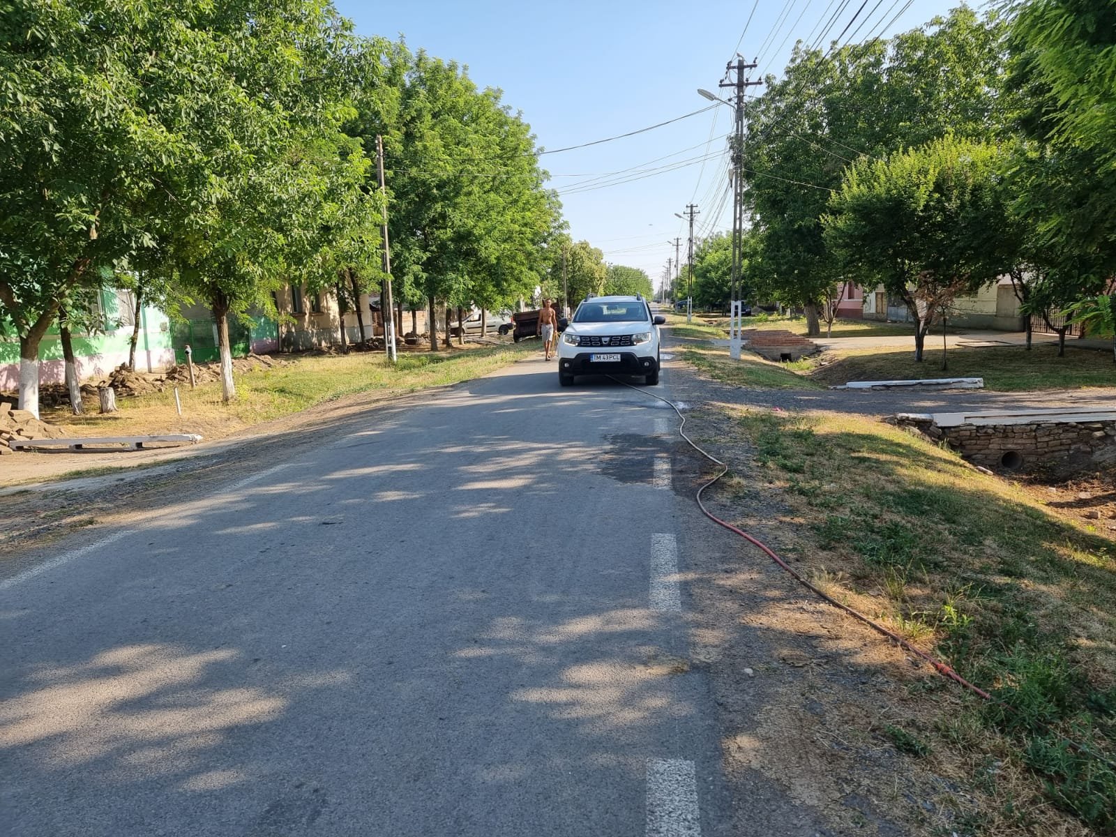 O familie din Timiș și-a făcut piscină &icirc;n fața casei cu apă adusă de la 50 de metri cu furtunul, de la f&acirc;nt&acirc;na publică
