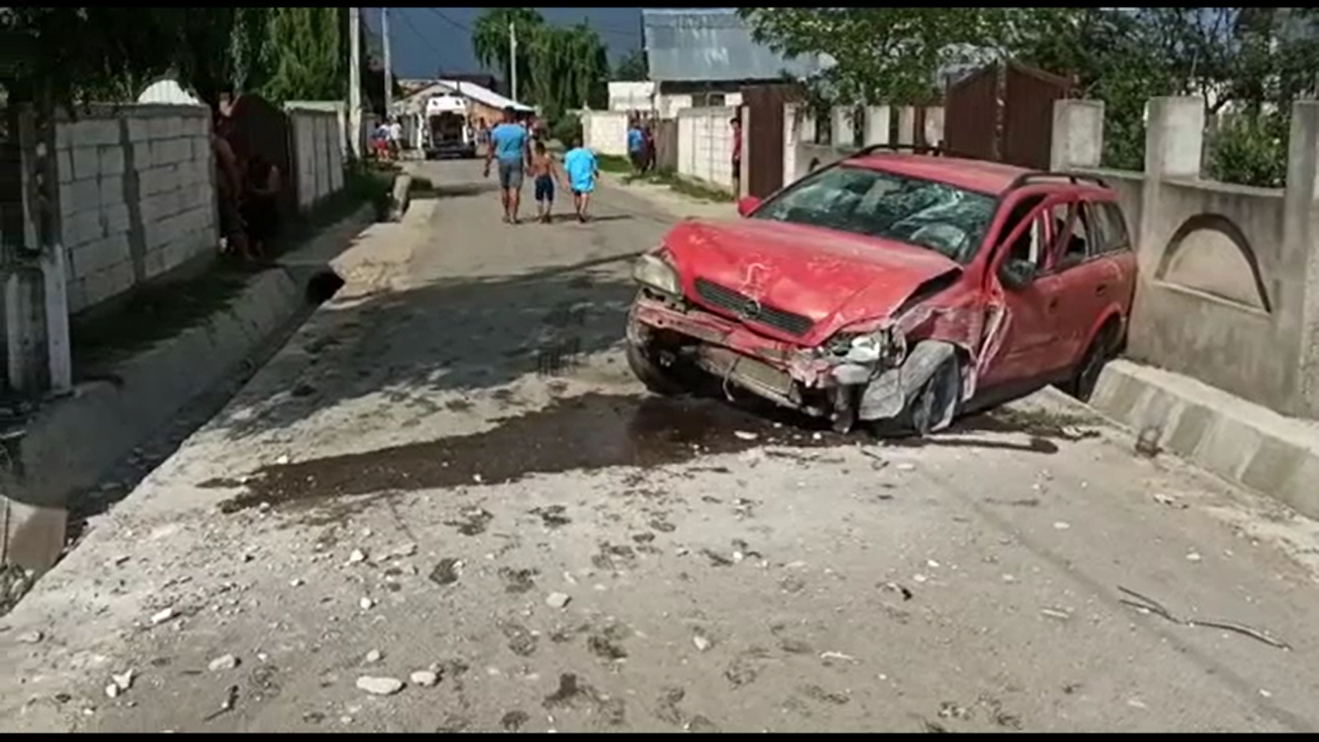 Un tânăr de 17 ani, fără permis, a intrat cu mașina într-un gard de beton în localitatea Iazu