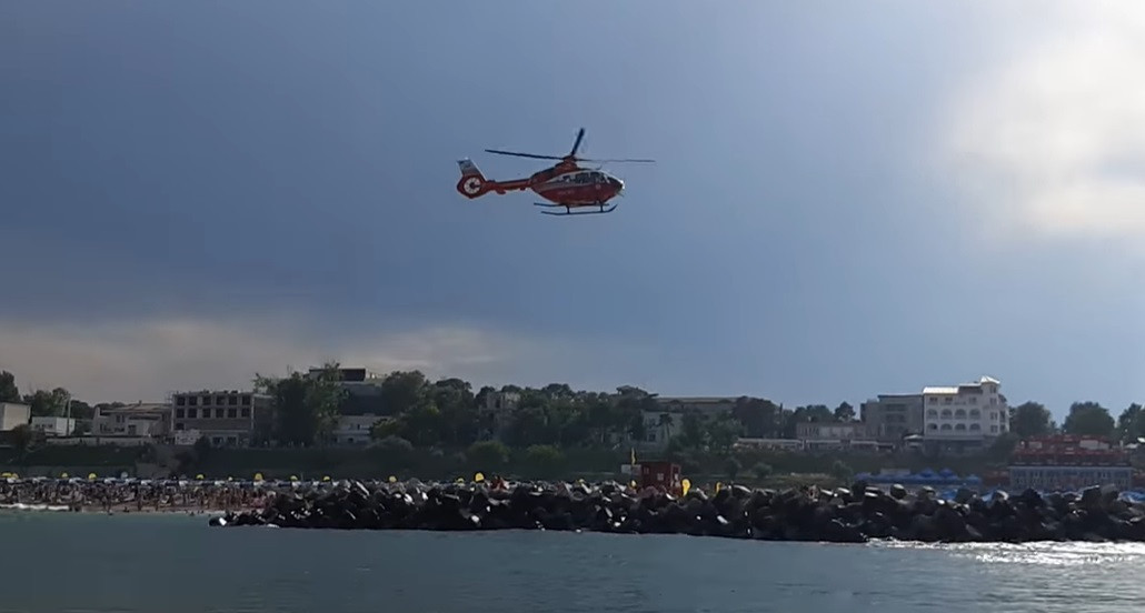 Doi copii au fost lăsați nesupravegheați de părinți pe o jucărie gonflabilă, la mare. Unul a fost salvat de salvamari. VIDEO