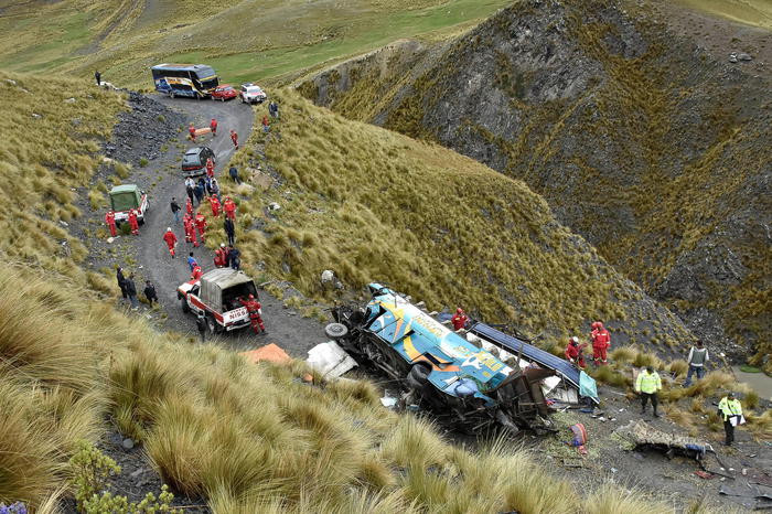 Incident teribil în Bolivia. Cel puţin 34 de persoane au murit după ce un autocar a căzut într-o prăpastie