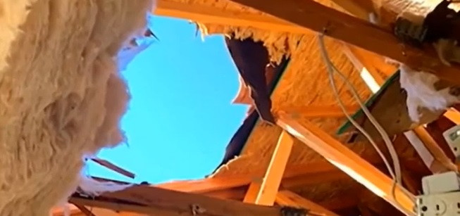 Un soldat cu parașuta defectă a supraviețuit după ce a căzut de la 4.500 de metri pe o casă