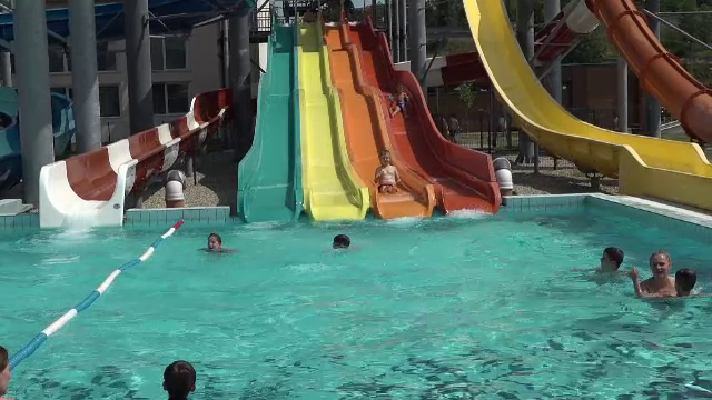 Parcurile acvatice funcţionează la capacitate redusă, din cauza regulilor anti-Covid. Ce trebuie să știți