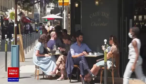 Macron a anunțat restricții pentru persoanele nevaccinate. Peste 900.000 de persoane s-au programat în orele următoare