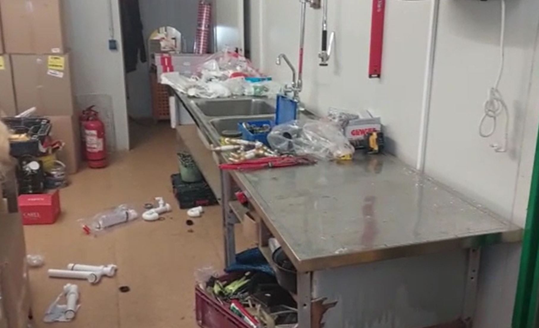 Razie a inspectorilor de la Protecția Consumatorului în mai multe județe. Ce nereguli au găsit în bucătării