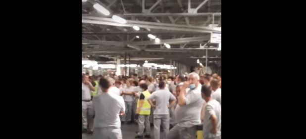 VIDEO. Protest spontan la uzina Dacia: sute de angajați au refuzat să mai muncească. De ce sunt nemulțumiți