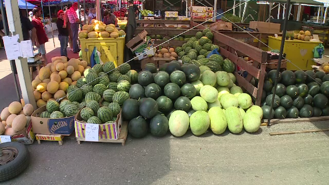 E sezonul pepenilor, iar piețele s-au umplut de grămezi din toate soiurile. Cum recunoaștem dacă sunt copți