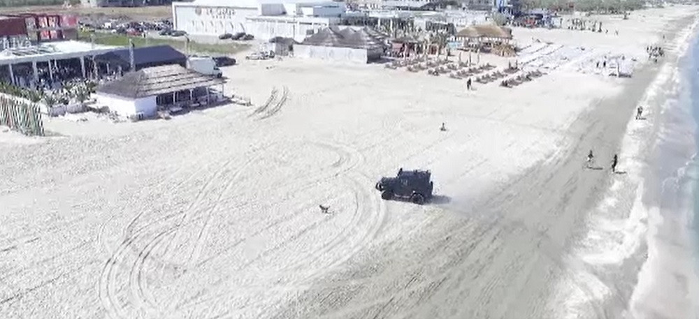 Curg amenzile pe litoral. Inspectorii au găsit construcţii și beach-baruri ilegale, dar și mașini pe plajă