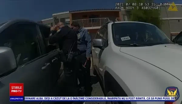 Copil rămas blocat în mașină, pe o căldură înăbuşitoare, salvat de polițiști