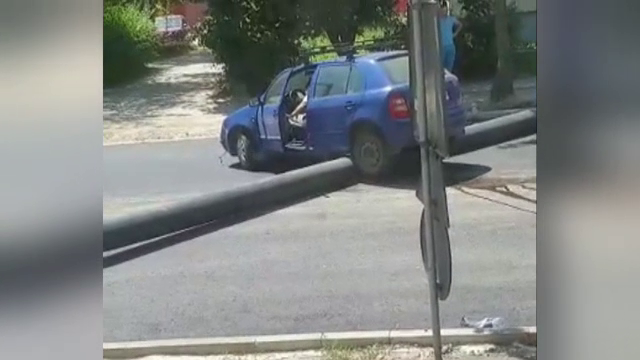 Pățania de "Cascadorii Râsului" a unui șofer din Brașov care a încercat să treacă cu mașina peste o conductă