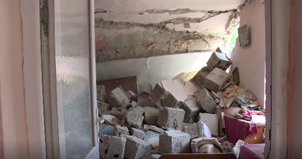 O femeie și un bărbat au rămas pe drumuri, după ce o explozie puternică le-a distrus casa