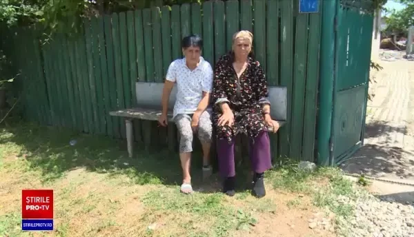 O femeie și un bărbat au rămas pe drumuri, după ce o explozie puternică le-a distrus casa