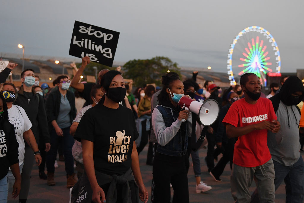 Poliţişti albi, condamnaţi pentru că au snopit în bătaie un coleg afro-american aflat într-o misiune sub acoperire