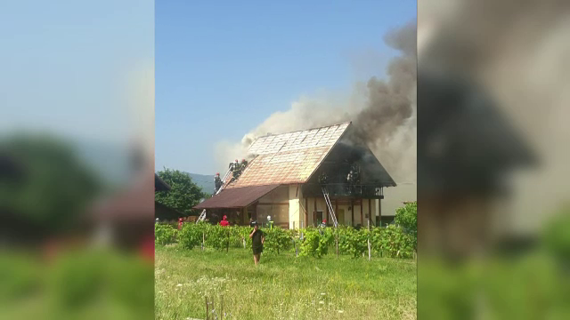 O femeie din judeţul Neamţ, cu doi copii, au rămas pe drumuri, după ce un incendiu le-a distrus locuinţa