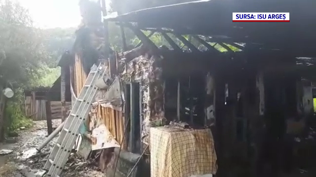 Incendiu puternic în județul Argeș. Un bărbat a ajuns la spital cu arsuri pe mâini
