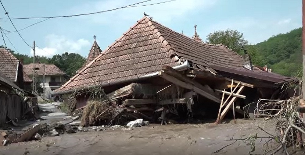 Ploile au făcut prăpăd în multe zone din țară. Zeci de case au fost distruse de viituri