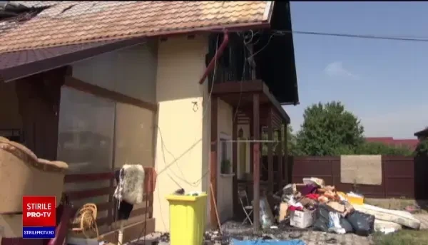 O femeie din judeţul Neamţ şi cei doi copii au rămas pe drumuri, după ce un incendiu le-a distrus locuinţa