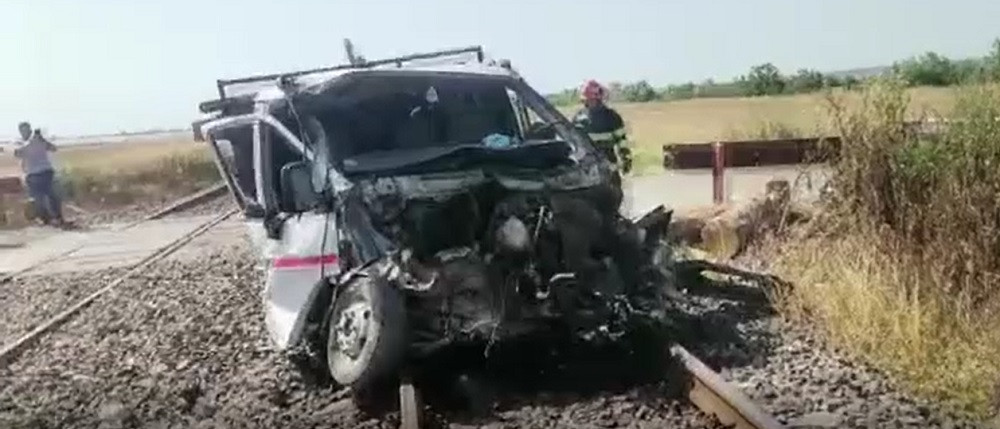 O autoutilitară a fost lovită în plin de un tren. Un tânăr de 17 ani a fost rănit