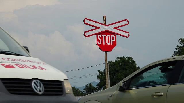 Protest pe DN17. Localnicii din Livezile, nemulțumiți de trecerile la nivel cu calea ferată, semnalizate doar cu ”STOP”