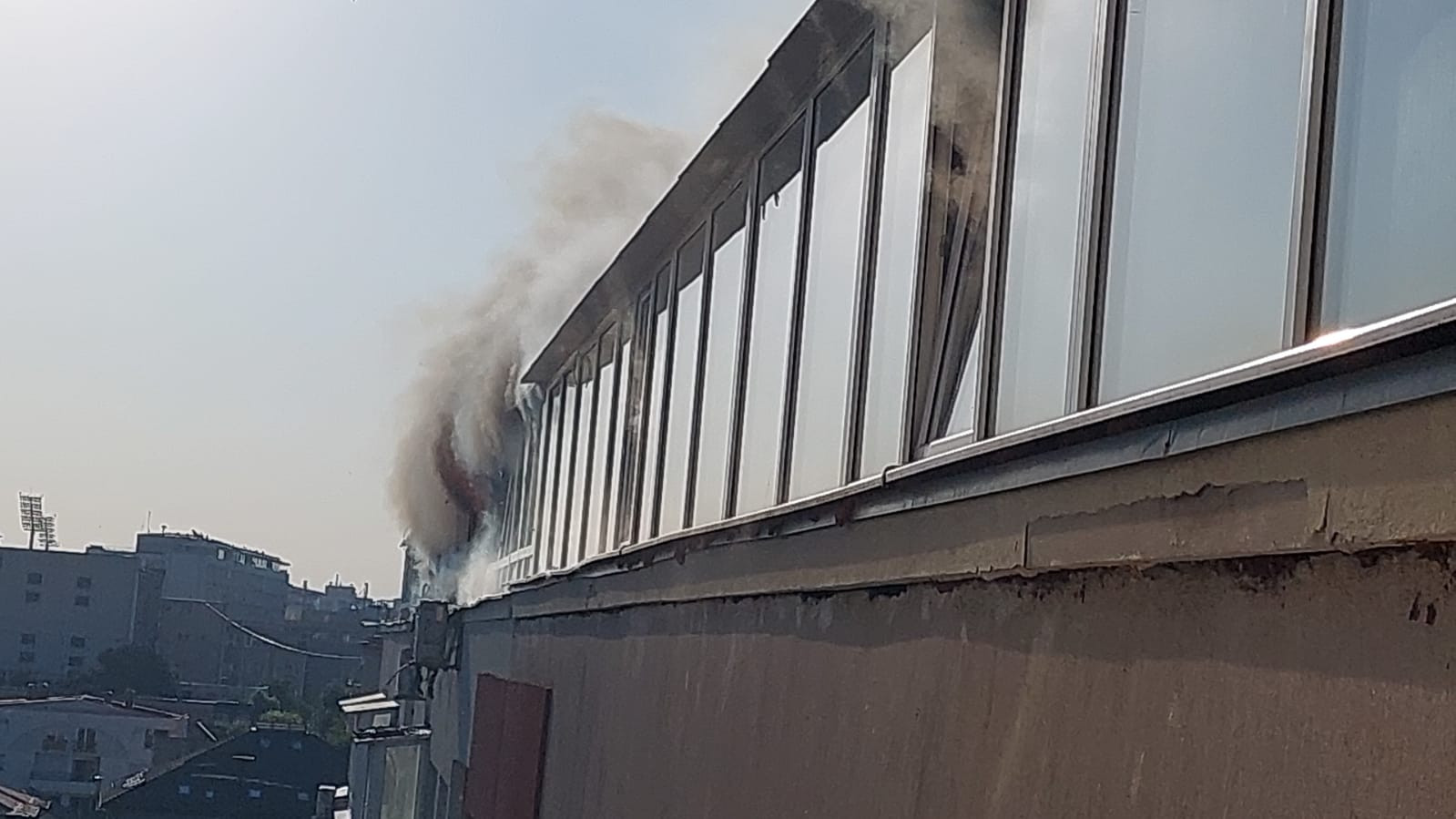 Un incendiu puternic a izbucnit într-un apartament situat la ultimul etaj al unui bloc din Capitală. FOTO