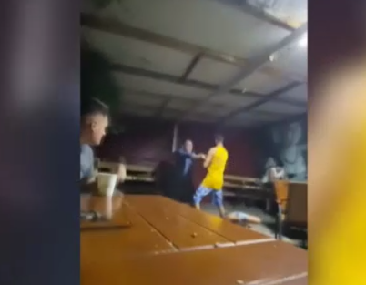 Imagini șocante într-un sat din Republica Moldova. Un preot, filmat în timp ce lovește o femeie