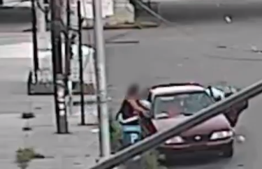 Imagini halucinante cu un bărbat care fură un copil din fața mamei sale, de pe stradă. Cum s-a terminat totul. VIDEO