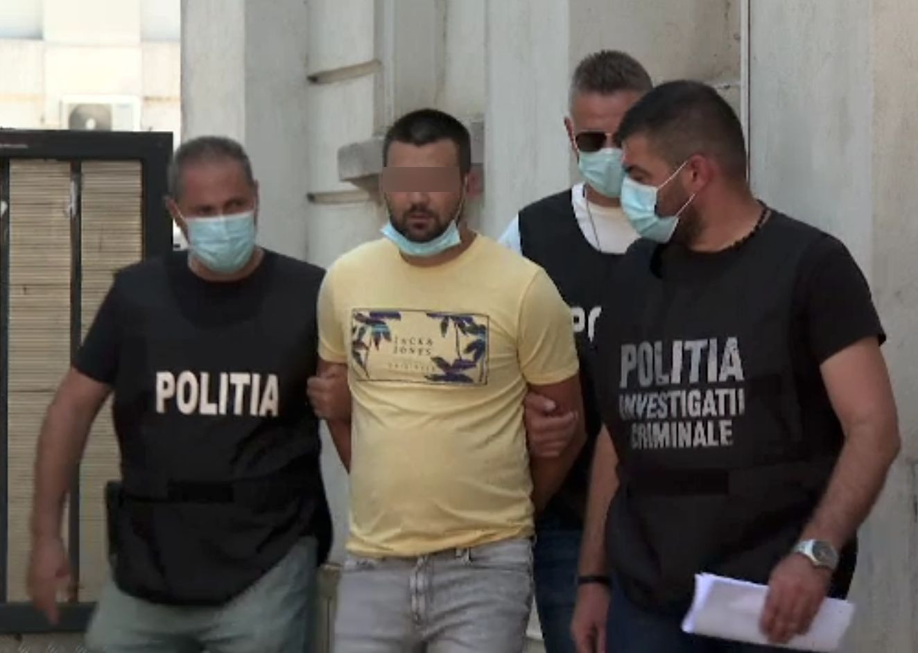 Un român urmărit internațional de trei ani se ascundea într-o cameră secretă din casa părintească, la Galați