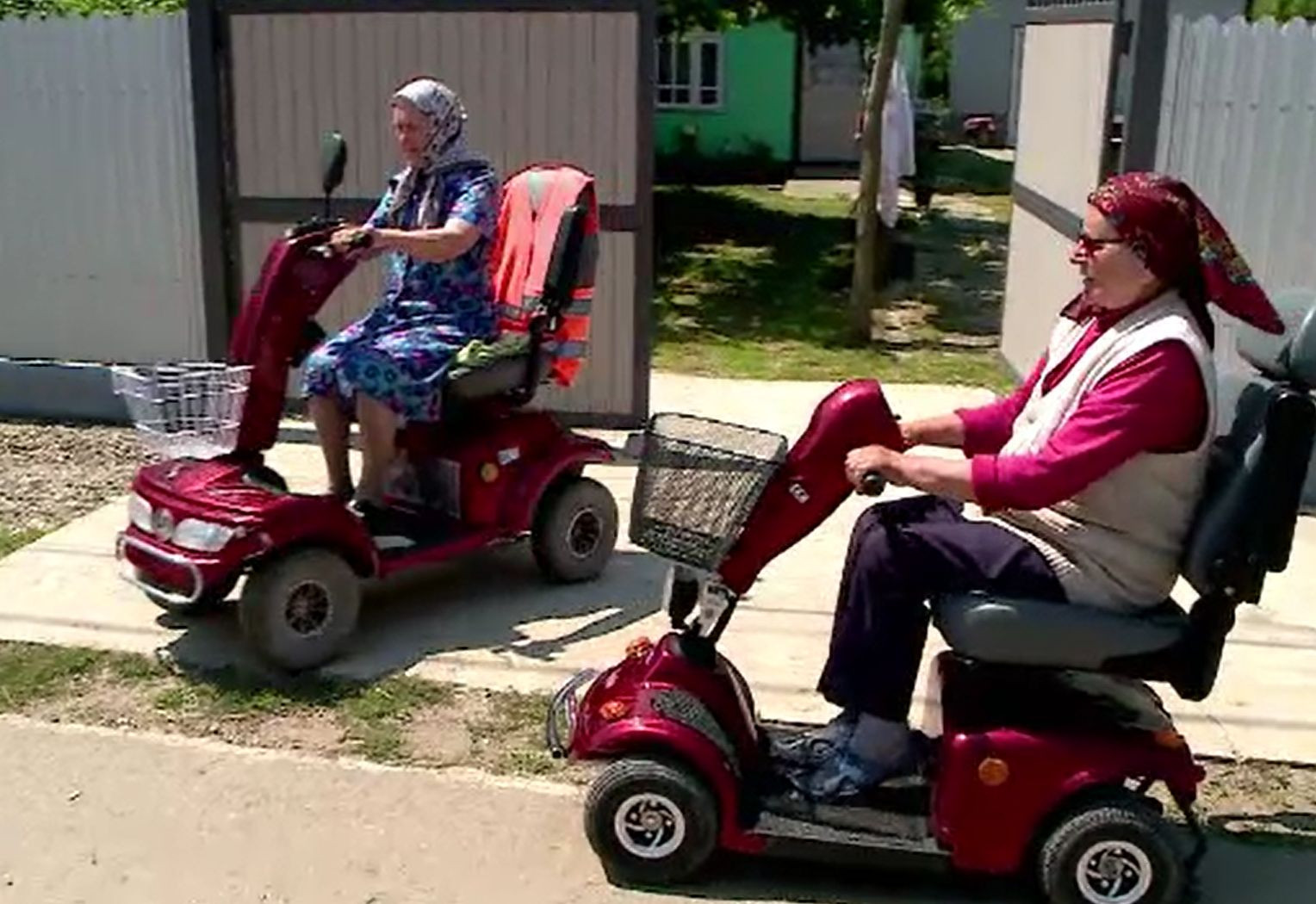 Bunicii din viitor. Bătrânii de la sat conduc scutere și triciclete electrice: ”Merge tare!”