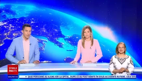 Două motociclete s-au ciocnit într-o curbă, iar una dintre ele a luat foc în urma impactului