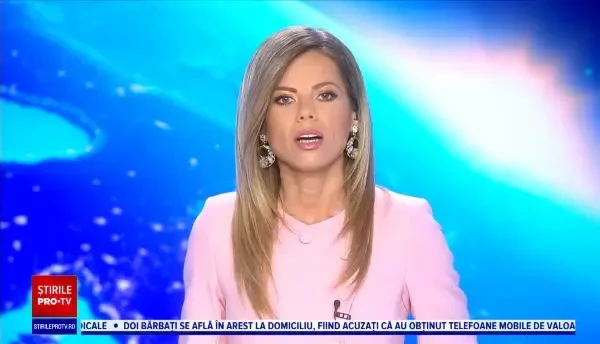 Un șoricel care plutea pe un pantof, surprins de jurnaliști în timpul inundațiilor din Olanda