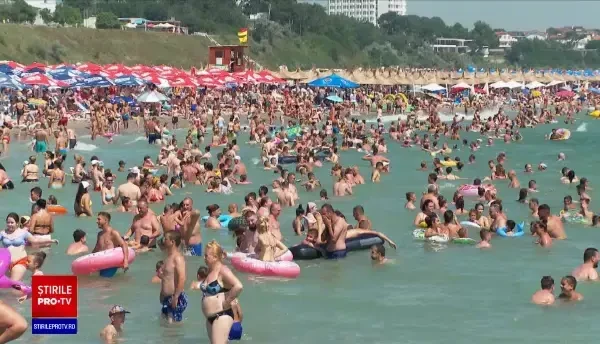 Imagini uimitoare pe litoral, cu sute de mii de turiști: ”Suntem speriaţi de atâţia oameni”