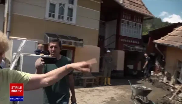 Dezastrul din Alba, evaluat de premier. Localnicii i-au arătat distrugerile după inundații