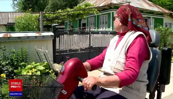 Bunicii din viitor. Bătrânii de la sat conduc scutere și triciclete electrice: ”Merge tare!”