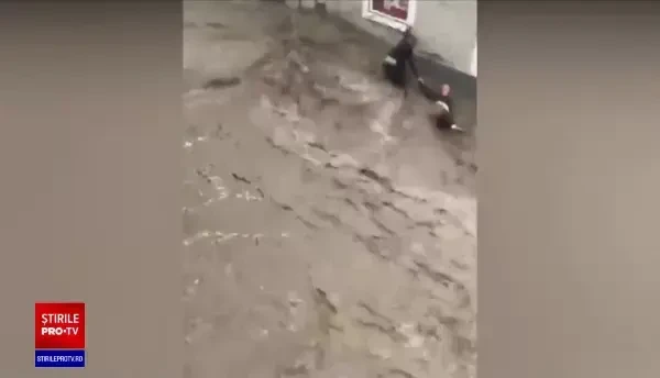 Coşmarul inundaţiilor continuă în vestul Europei. O viitură puternică a lovit un oraş din regiunea Salzburg