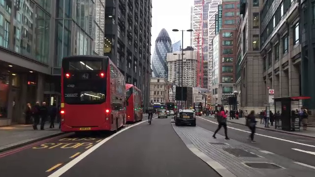 A început ”marea relaxare” a restricțiilor în Marea Britanie. Tinerii au ”rupt” cluburile