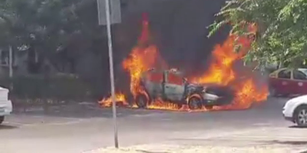 Incendiu devastator în Oradea. O mașină a ars ca o torță