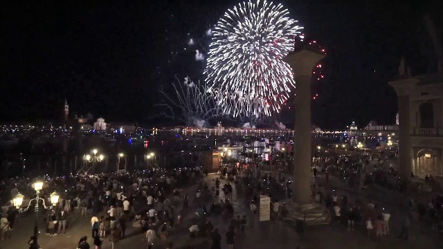 Peste 25.000 de oameni au urmărit în Veneția artificiile de Sfântul Salvador