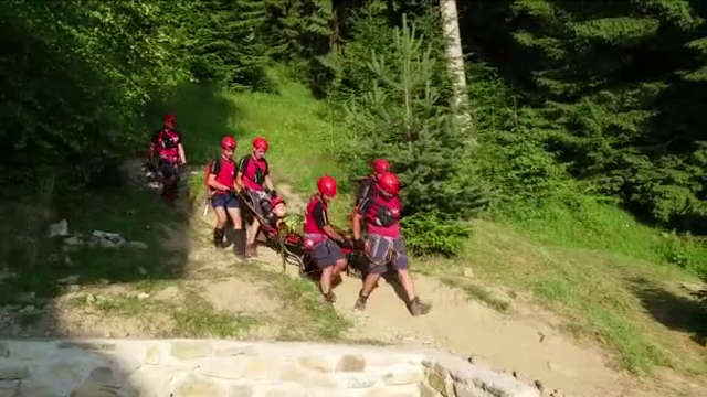 Accidentat în timpul unei expediții pe munte, un turist de 29 de ani a fost coborât de salvamontiști după trei ore