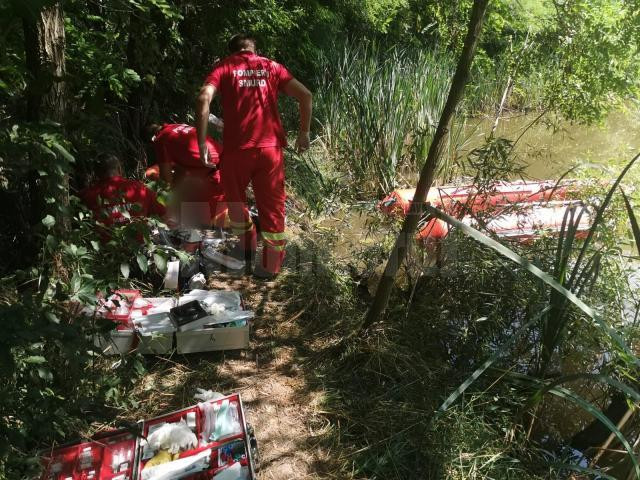 Un adolescent din Suceava s-a înecat după ce a intrat într-un iaz cu peturi goale în mână pe post de colac de salvare