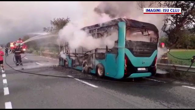 Un autobuz electric a luat foc în Dej. Pasagerii și șoferul au coborât speriați din vehiculul plin cu fum