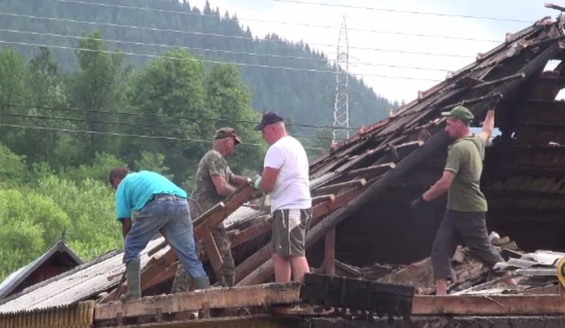 O familie din Neamț a rămas pe drumuri în urma unui incendiu. Vecinii au sărit în ajutor