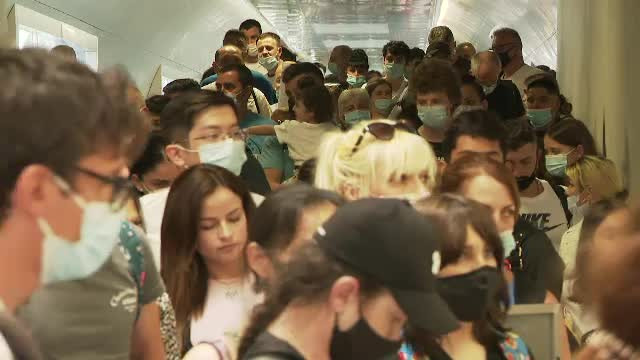 Oboseală, frustrare, nervi. Imagini de nedescris pe cel mai mare aeroport al României