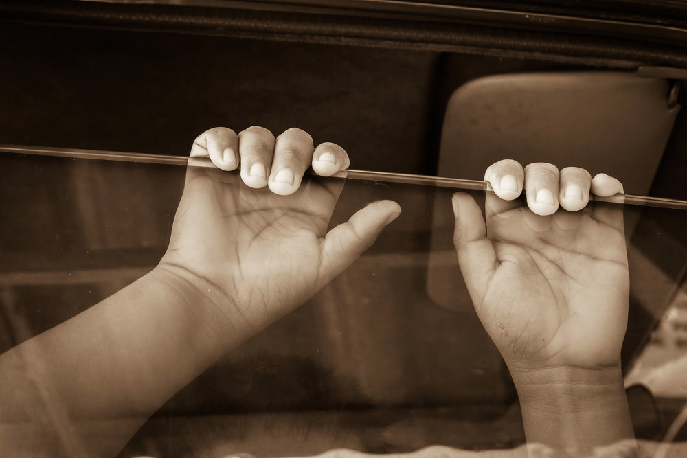 Un băiat de 9 ani a murit într-o mașină parcată în curtea vecinilor, în R. Moldova