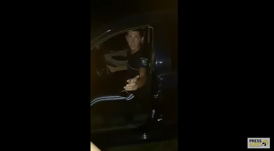 Pretindea că este polițist și le cerea oamenilor diverse lucruri. „Vezi că o să fii săltat din casă”