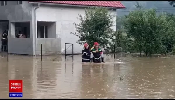 România, împărțită între furtuni violente și un val de căldură african. Fenomenele extreme vor continua