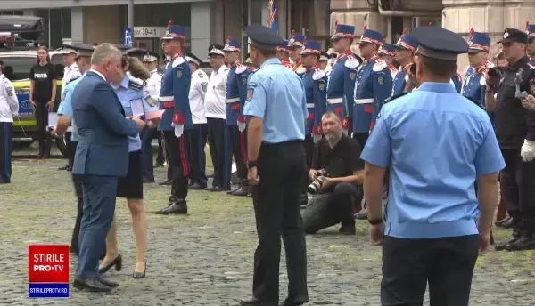 Polițiștii care au oprit circulația în timpul aterizării elicopterului în Capitală au fost premiați