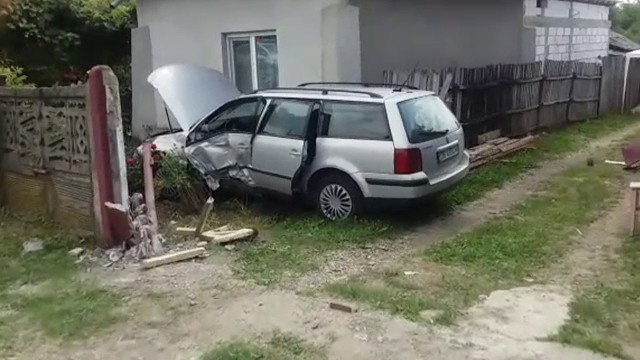 Adolescentă rănită după ce o mașină a ajuns în curtea unei case din Dâmbovița. Ce s-a întâmplat