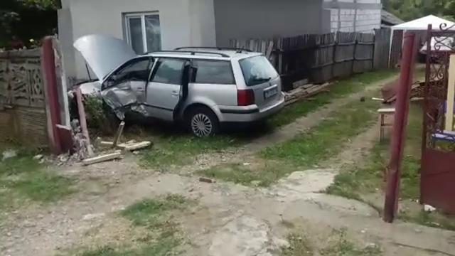 O tânără de 16 ani a fost rănită, după ce 2 mașini s-au ciocnit violent