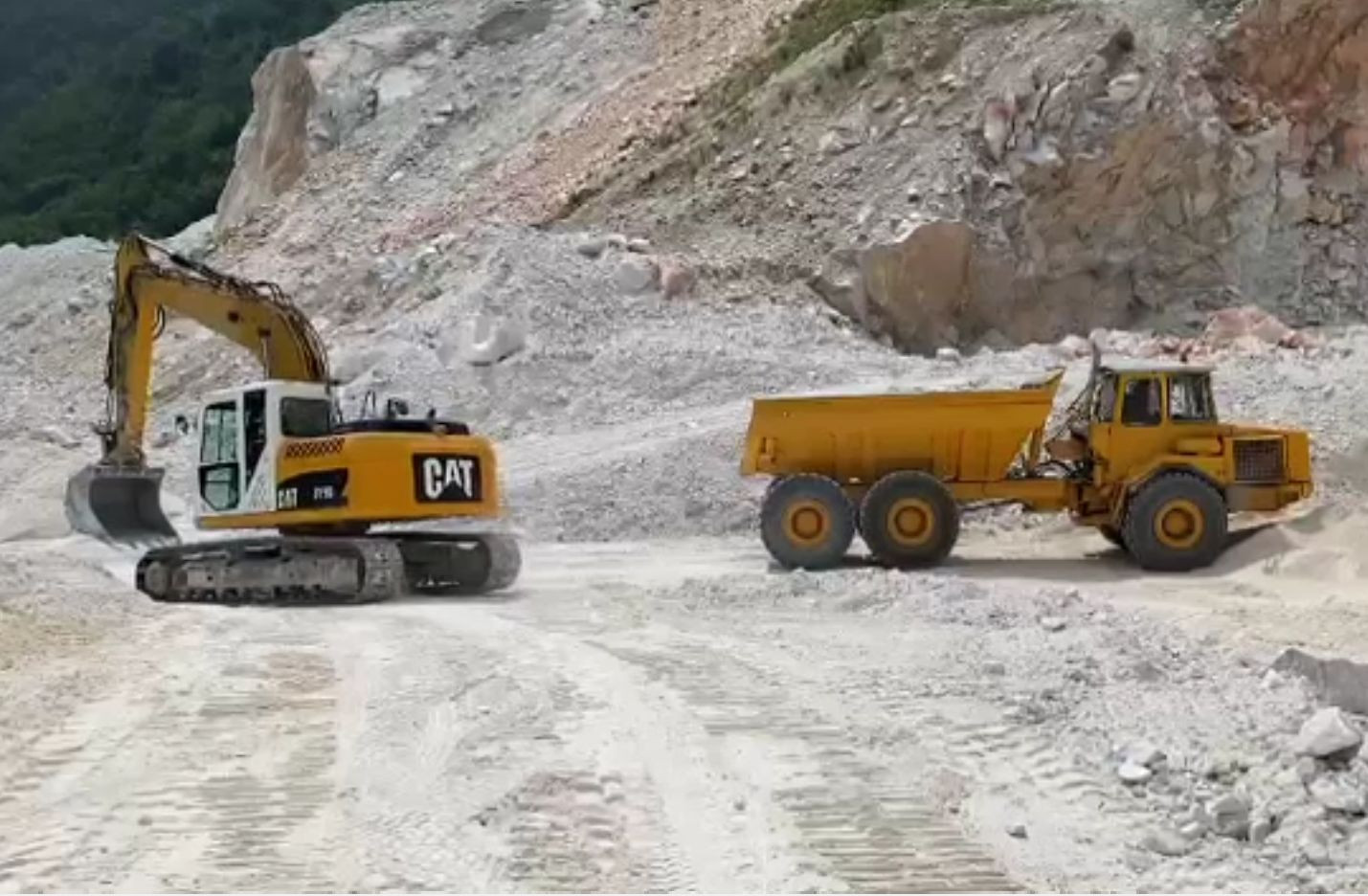 Angajații unei cariere de calcar din Bihor fac greva foamei, pentru că mina rămâne fără licență de explotare