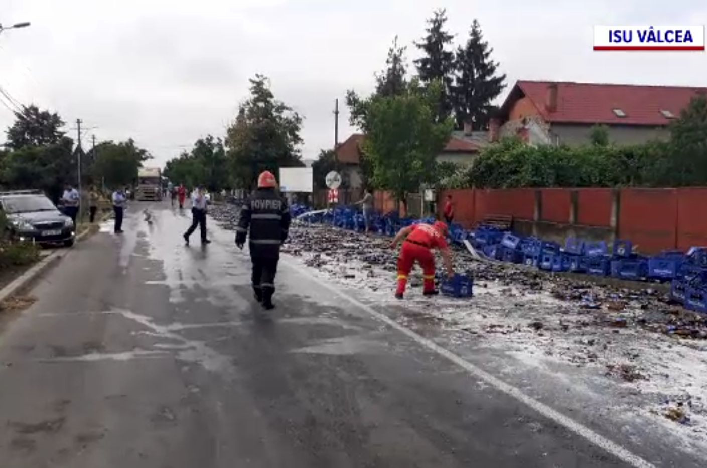 Femeie rănită de lăzile cu bere răsturnate dintr-un TIR, la Drăgășani